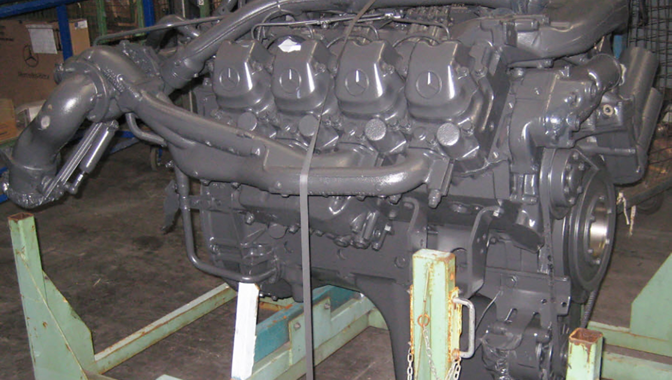 Picture 1: The Mercedes-Benz diesel engine is fixed on a special steel engine rack. Mercedes engine OM442.942, WDB659339